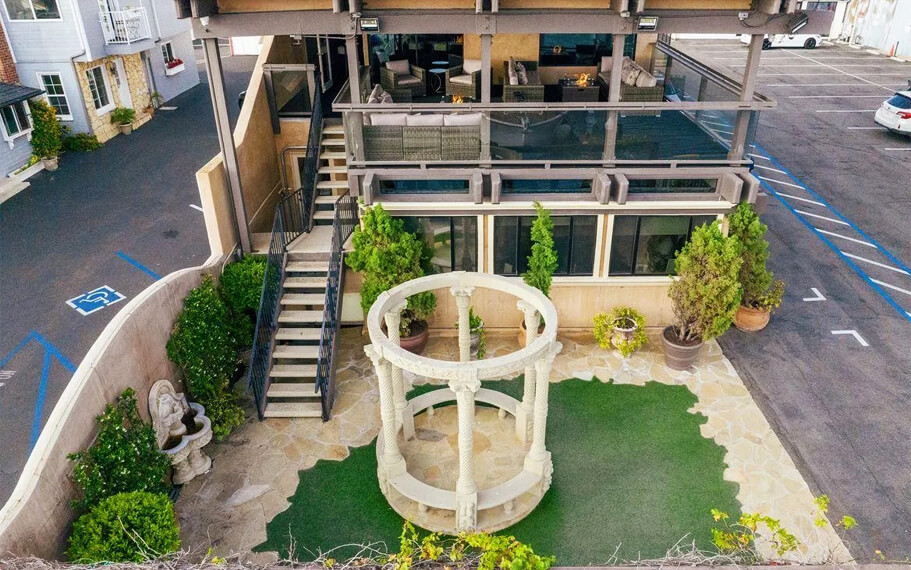 Waterfront Lounge & Garden Newport Beach